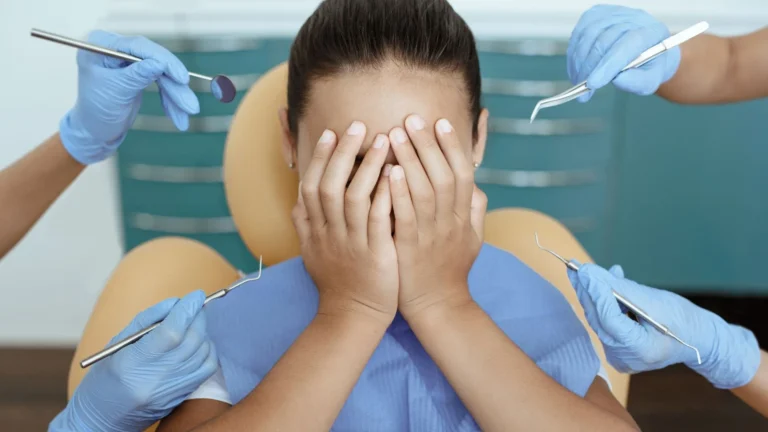 Dentofobia to silny, irracjonalny lęk przed wizytą u stomatologa, który często prowadzi do unikania wizyt. Jak można sobie z nim poradzić?