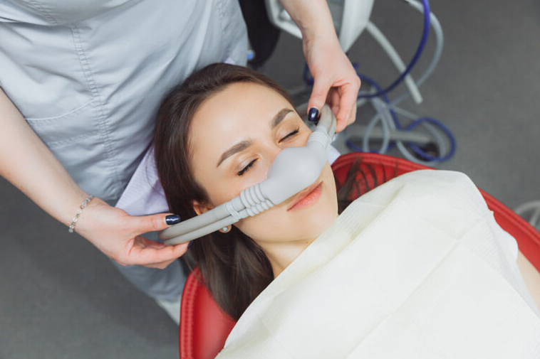 Sedacja wziewna redukuje stres i lęk podczas zabiegów stomatologicznych. Sprawdź, jak działa i kiedy się ją stosuje.