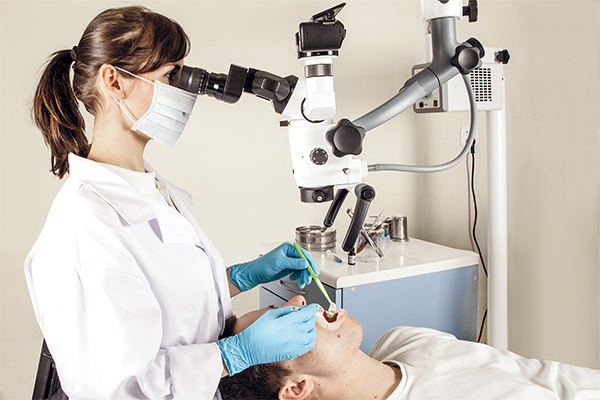 Mikrostomatologia to precyzyjne leczenie pod mikroskopem. Sprawdź, jak stomatolog w klinice zwiększa skuteczność zabiegów i trwałość leczenia.