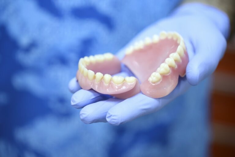 Poznaj akrylan – materiał protetyczny stosowany przez stomatologów do protez, implantów i aparatów ortodontycznych w klinikach.