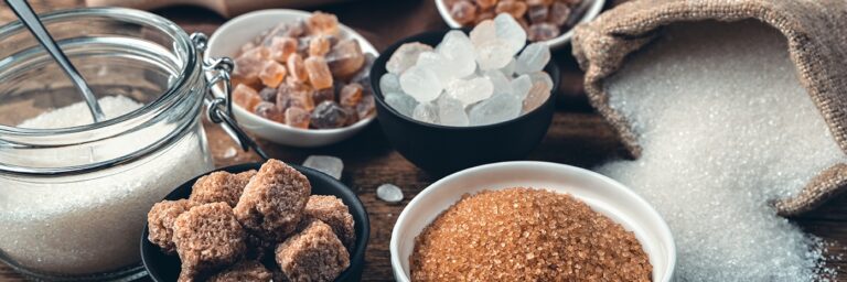 Cukier - spożywanie go w dużych ilościach jest główną przyczyną rozwijania się próchnicy. Sprawdź jak stomatolog może pomóc uchronić przed nim zęby.