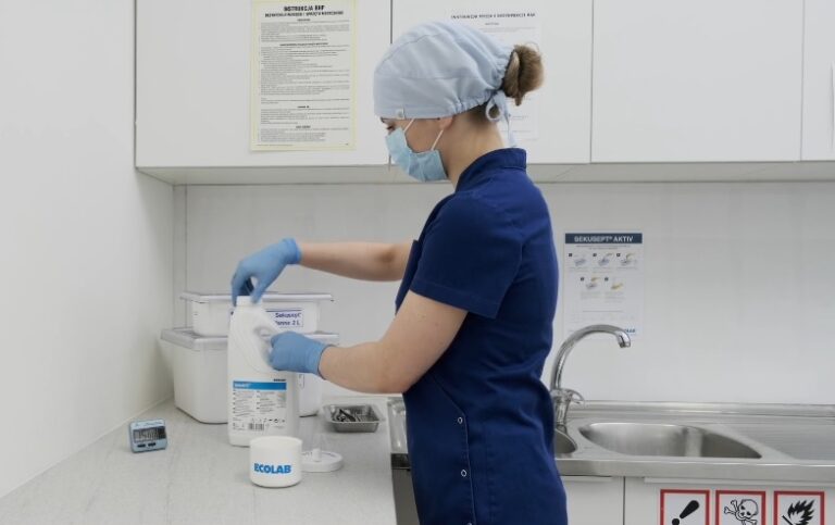 Etanol w stomatologii działa jako skuteczny środek dezynfekujący narzędzia i powierzchnie, zwiększając bezpieczeństwo zabiegów.