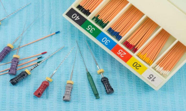 Gutaperka to materiał stosowany w leczeniu kanałowym. Sprawdź, jak działa i dlaczego jest tak ważna w endodoncji.