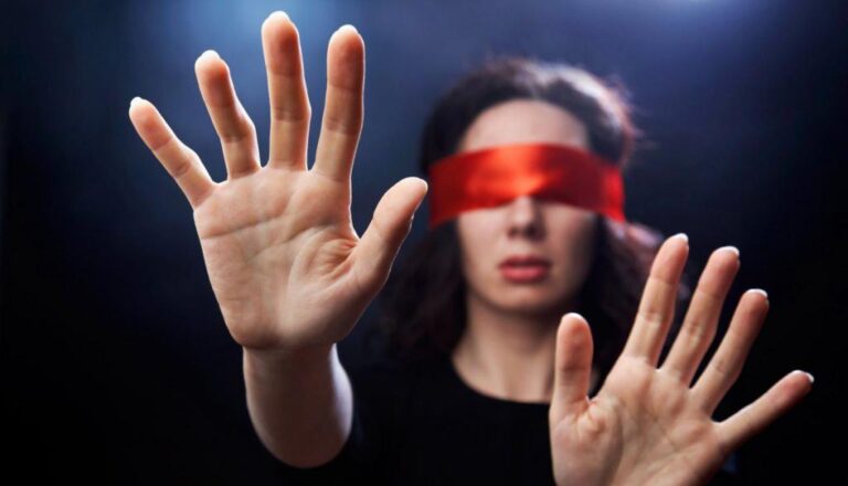 Agnozja to zaburzenie neurologiczne utrudniające rozpoznawanie bodźców. Sprawdź, jak może wpływać na leczenie stomatologiczne.